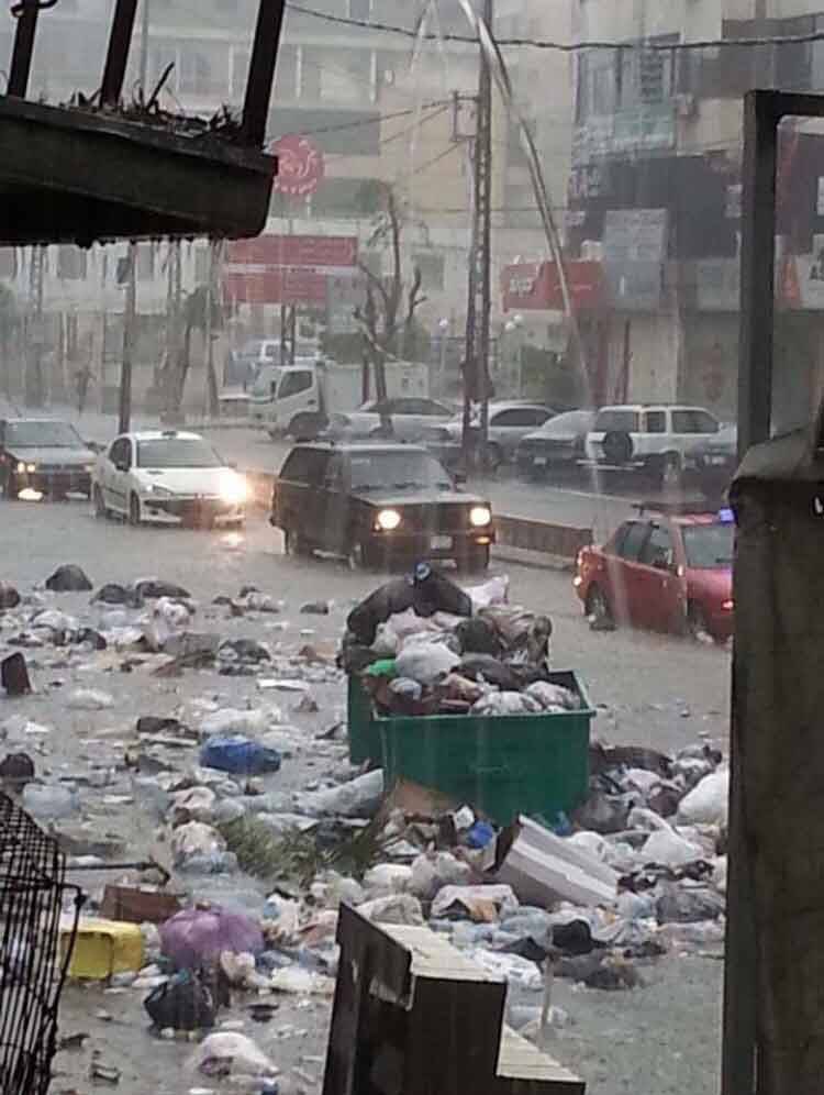 بالصور - النفايات تسبح في شوارع لبنان
