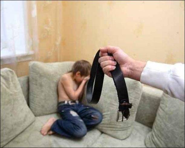 أب يمزق إمعاء ابنه بسبب إهماله واجباته المدرسية!