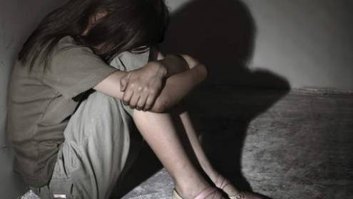 بالفيديو.. فتاة قاصر تساعد في اعتقال "وحش" بعد اغتصابها.. وإدانته في 30 تهمة