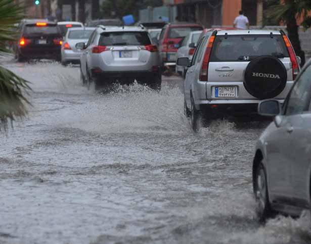 عاصفة أمطار.. سيول قمامة.. أخطار صحية.. كارثة بيئية.. عجز سياسي..