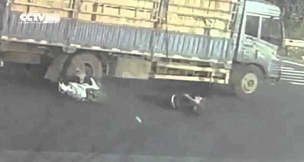 بالفيديو.. ثانية واحدة تنقذ دراجاً من الموت