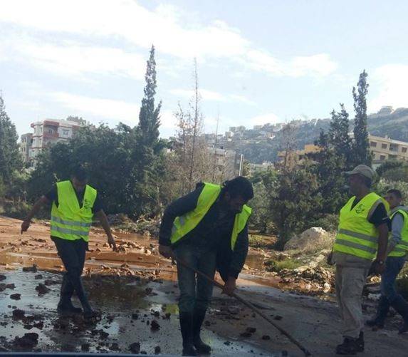 فرق الطوارئ في "جمعية العزم" تعمل على فتح طريق القلمون