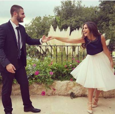 من هو الرجل الذي خان مقدّمة برنامج “ذا فويس” ؟!