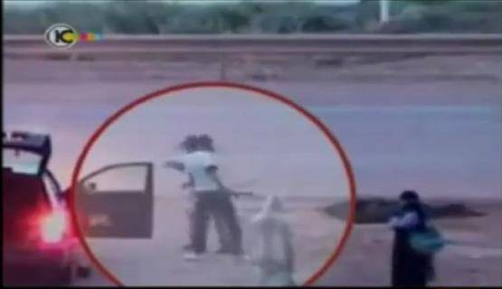 بالفيديو: جندي صهيوني ينقض كـ"الوحش" على مجموعة عمال فلسطينيين