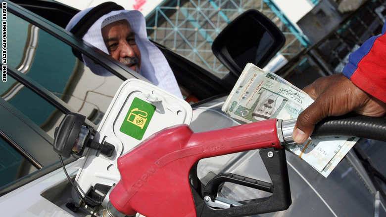 أسعار النفط المتدنية تدفع الرياض للنظر بوقف الدعم عن الوقود