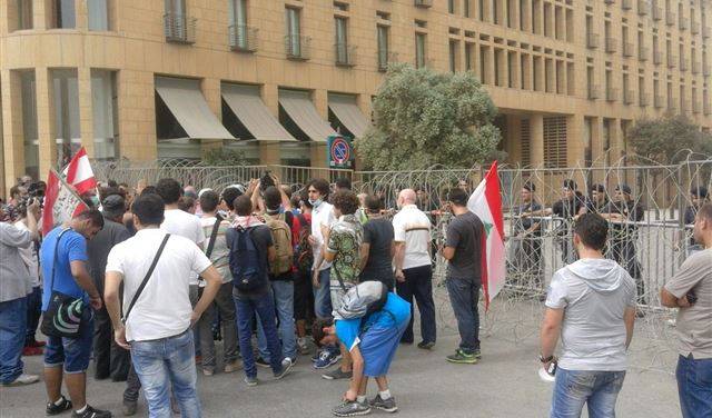 ناشطو الحراك يجتمعون مع اللّجنة المعنية بـ"ملف النفايات"