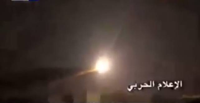 “بالفيديو”: تدمير “بارجة سعودية” بصاروخ موجّه