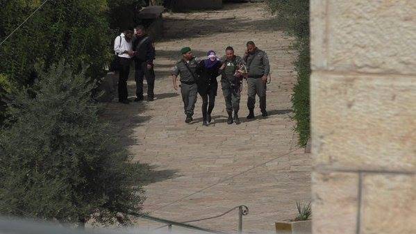 بالصّور: هكذا يعامل الإحتلال الفتيات الفلسطينيات