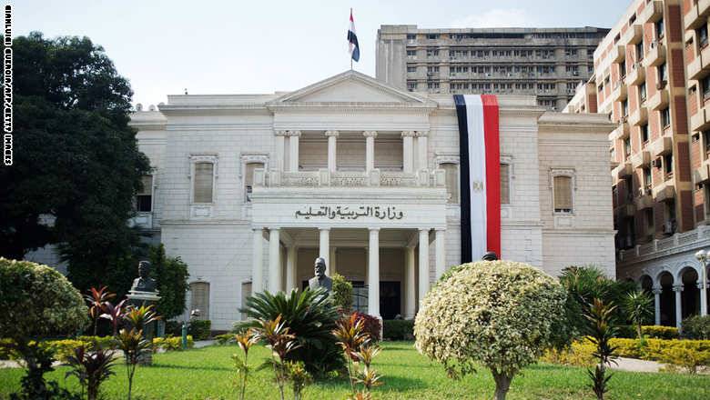 مصر.. مديرة مدرسة تهدد بخلع ملابسها بمكتب وزير التعليم وأمن الوزارة يستدعي "الصحة النفسية"