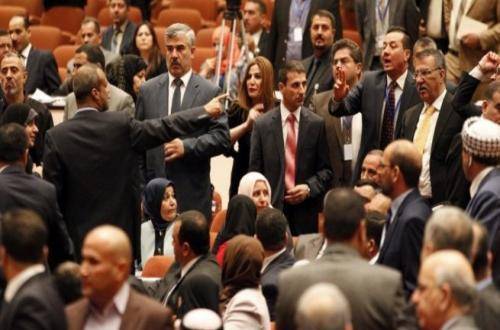 العراقيون المسيحيون ينسحبون من مجلس النوَّاب لتمرير مادة تقرر إتباع الأولاد القاصرين لمن إعتنق الإسلام من الوالدين