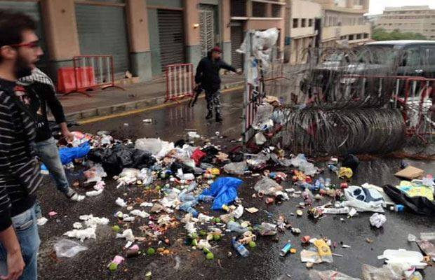 بالصور: النفايات على ابواب السرايا الحكومية