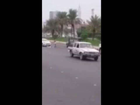 بالفيديو: سعودي يخلع ملابسه بالشارع اعتراضا على مخالفة مرورية