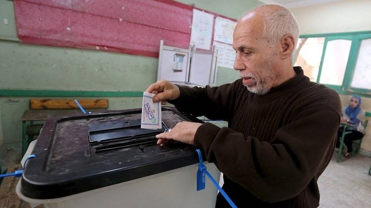 مصر تواصل جولة إعادة الانتخابات وسط جدل سياسي وتهديدات بالانسحاب