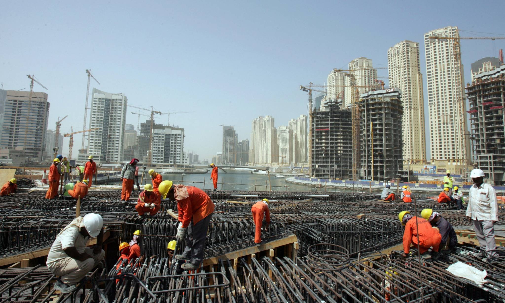 لما هددت الإمارات بطرد مئات الآلاف من المواطنين الباكستانيين؟