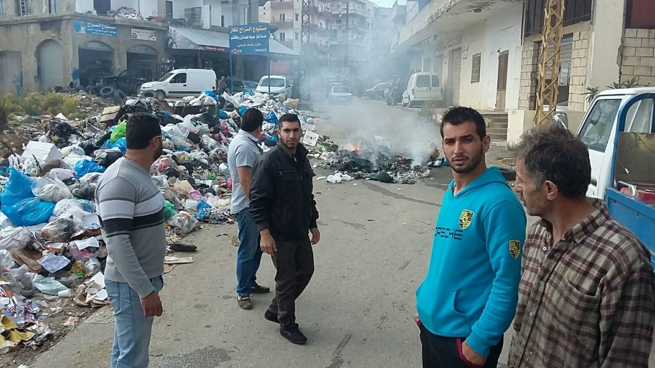 أصحاب المحال في الشوف قطعوا الطريق بسبب تراكم النفايات