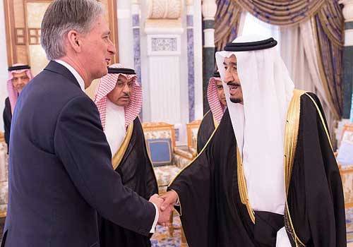 الملك سلمان يلتقي وزير الخارجية البريطاني.. والقبض على 49 متهماً بعد هجوم  بالقطيف