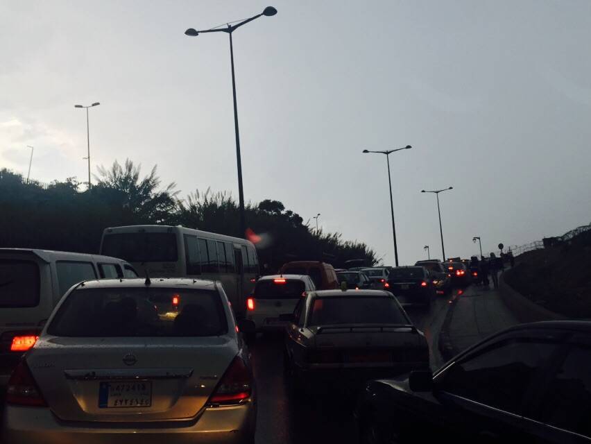 توقف السير من السان جورج بإتجاه الروشة بسبب تراكم مياه الامطار