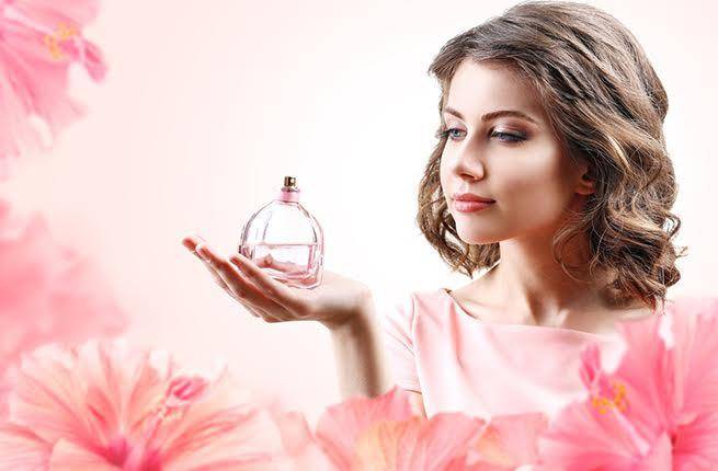 بالفيديو: تعلمي الطريقة الصحيحة لوضع العطر