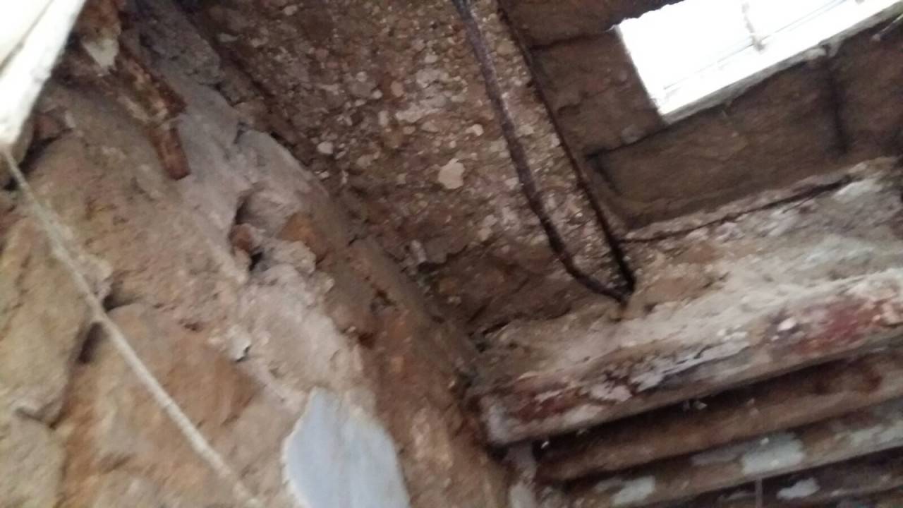 عائلة تنجو بأعجوبة بعد انهيار سقف منزلها