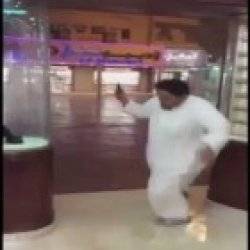 بالفيديو.. شاهد ماذا فعلت الأمطار بهذا الرجل