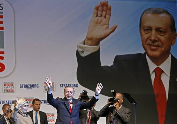أردوغان ينقذ حكام مباراة كرة قدم احتجزوا 4 ساعات