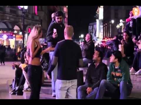 بالفيديو: ماذا حدث لرجل عدواني أساء لفتاة بسبب ملابسها في ساحة البكدلي؟