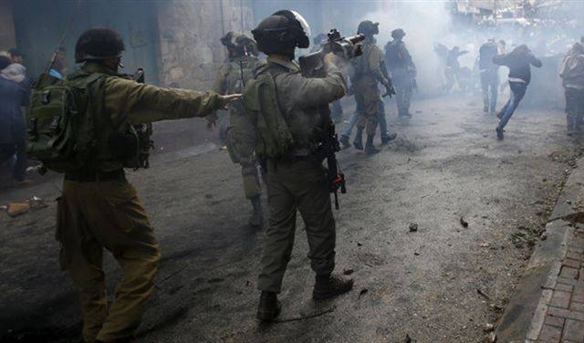 جيش الاحتلال يقتل فلسطينيين بزعم طعنهما جنودا بالخليل