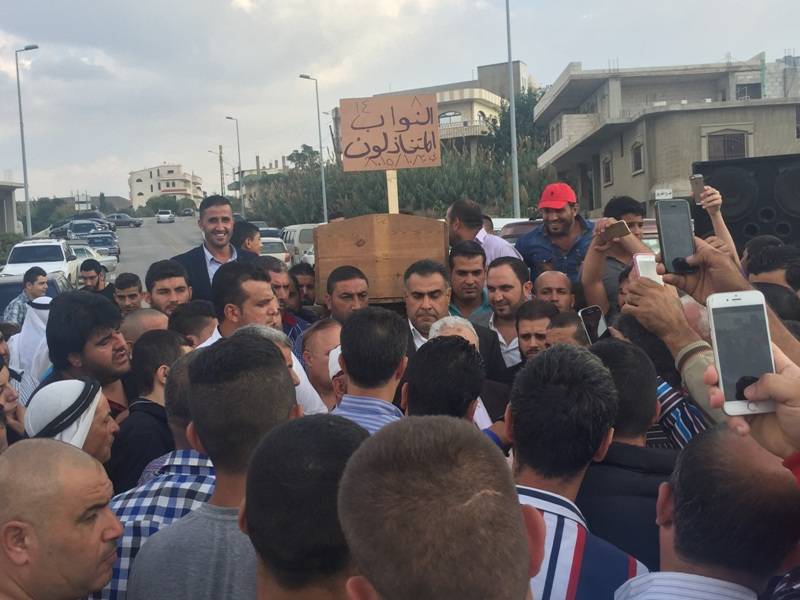 جنازة رمزية في سرار لنواب وافقوا على إنشاء مطمر في البلدة