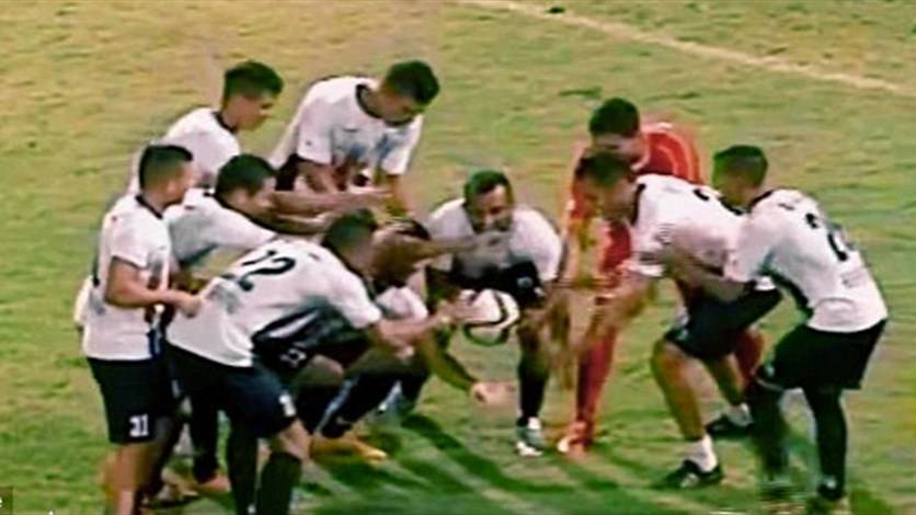 بالفيديو:احتفل بفوز فريقه بخدعة سحرية في ارض الملعب
