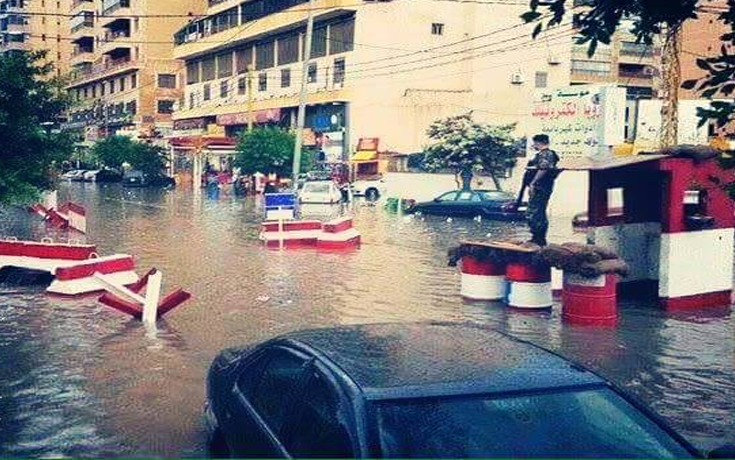 صورة اليوم: برغم الطوفان بقي ليقوم بواجبو