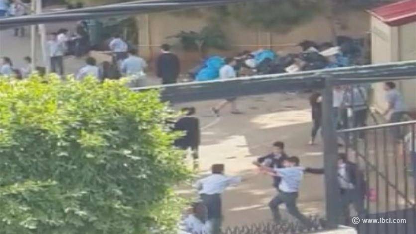 طلاب مدرسة "القلبين الأقدسين"_جديدة يلعبون بالنفايات
