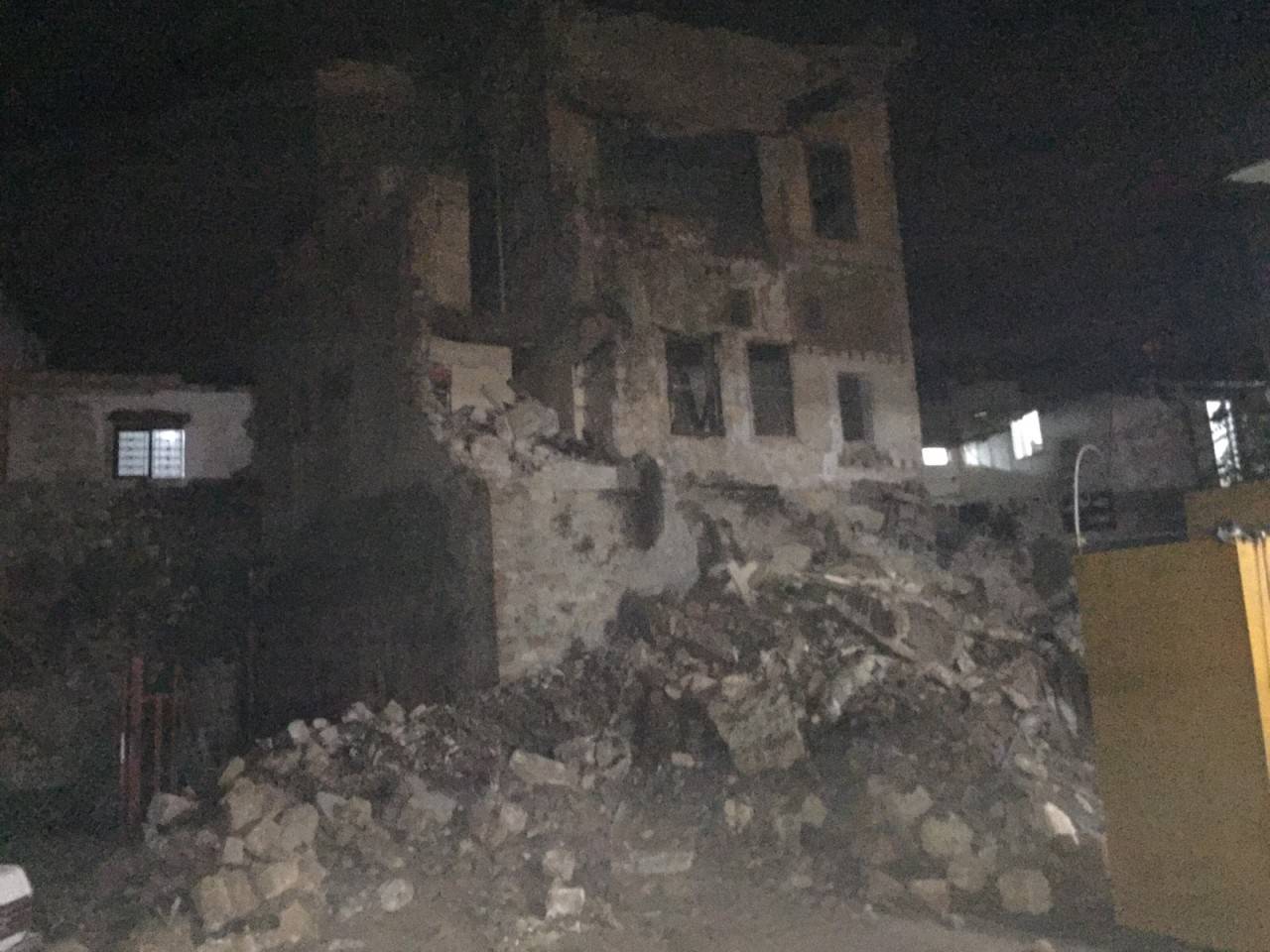 بالصور... سقوط أجزاء من سقف منزل في صيدا القديمة