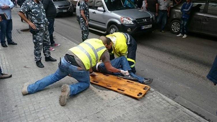 بالصورة.. سقط عن جسر برج حمود
