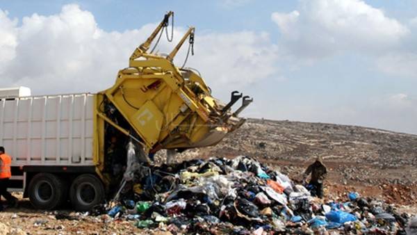 توقيف شاحنة محملة بالنفايات على طريق عام شتورة