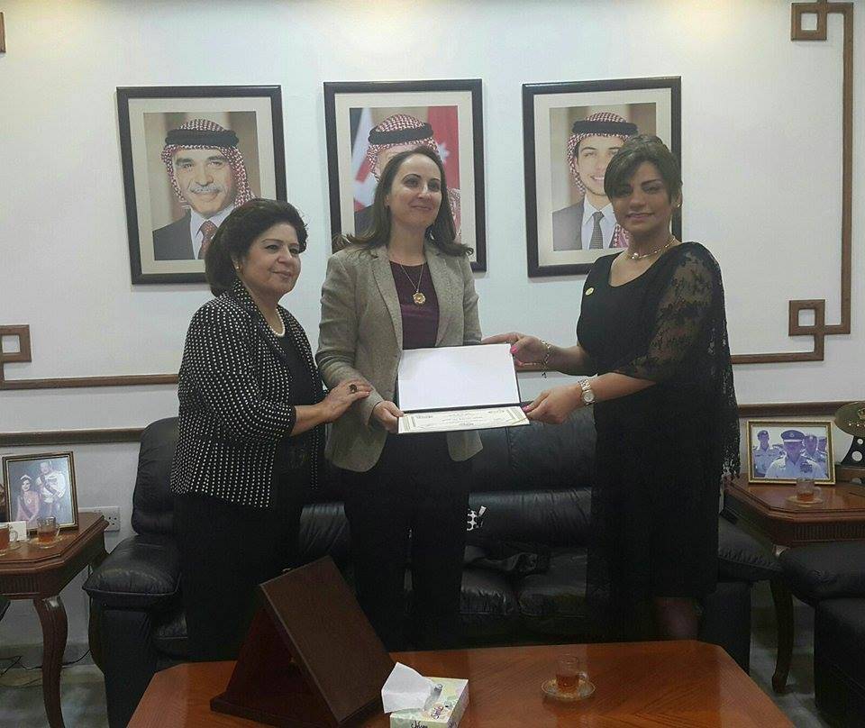 مجلس المرأة العربية يمنح وزيرة الصناعة الأردنية درع التميز الذهبي في عمان