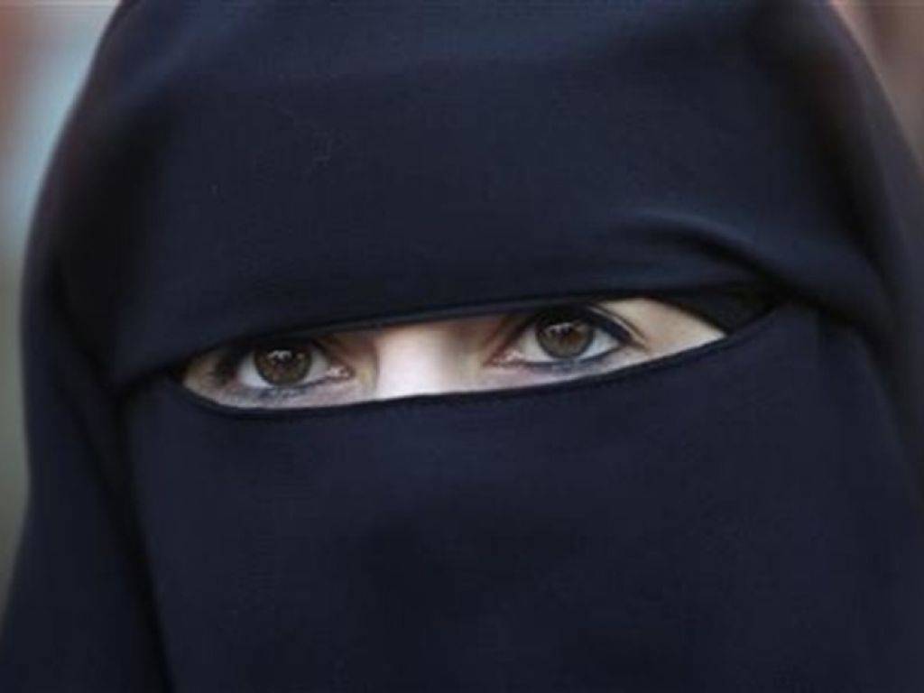 7 خادمات أسلَمنَ على يد سعودية … لهذا السبب !