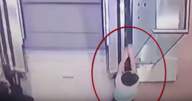 فيديو صادم.. طفلة تسقط من الطابق الثالث وخالتها مشغولة بالهاتف