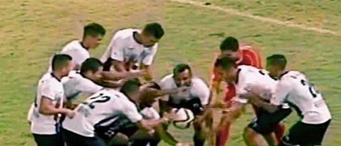 بالفيديو: احتفل بفوز فريقه بخدعة سحرية في أرض الملعب