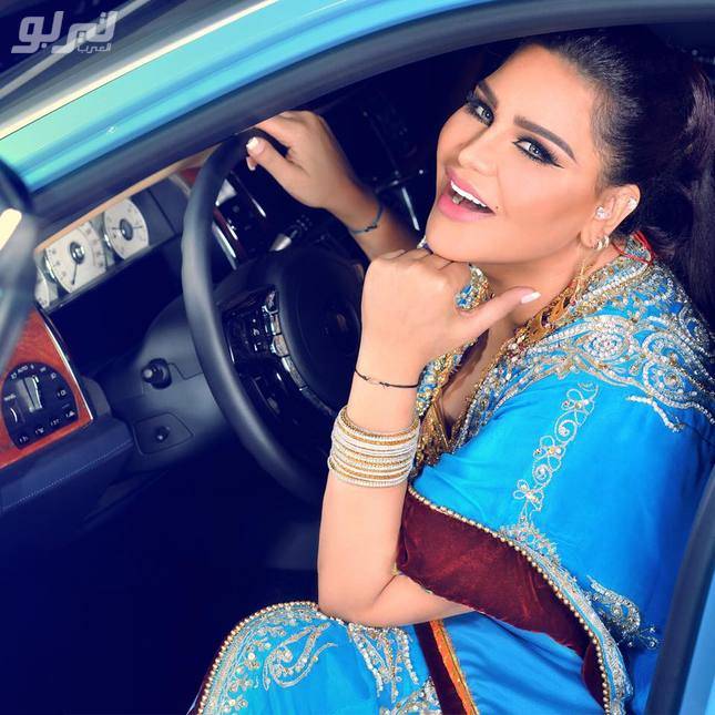 أحلام توجه رسالة إلى “والدتها” من داخل سيارتها “الرولز رويس”