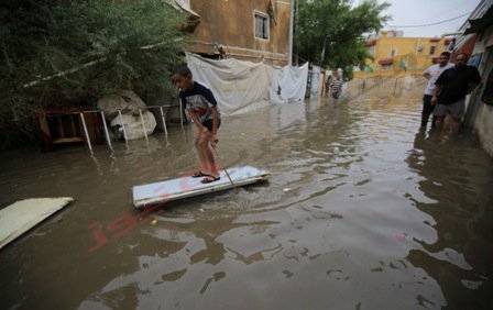 الاثاث المحور والسباحة و"الجزمة".. وسائل جديدة لعبور الفيضان
