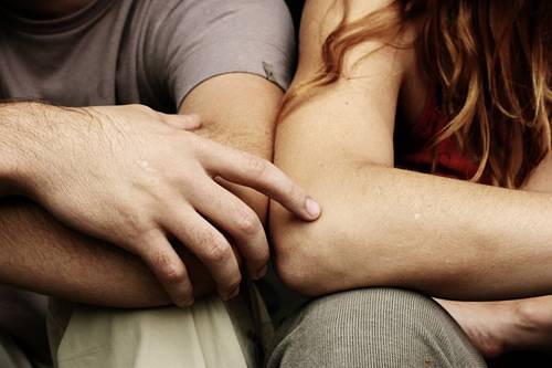 أين نحب أن نُلمس.. وممن نتقبل اللمس ولماذا؟