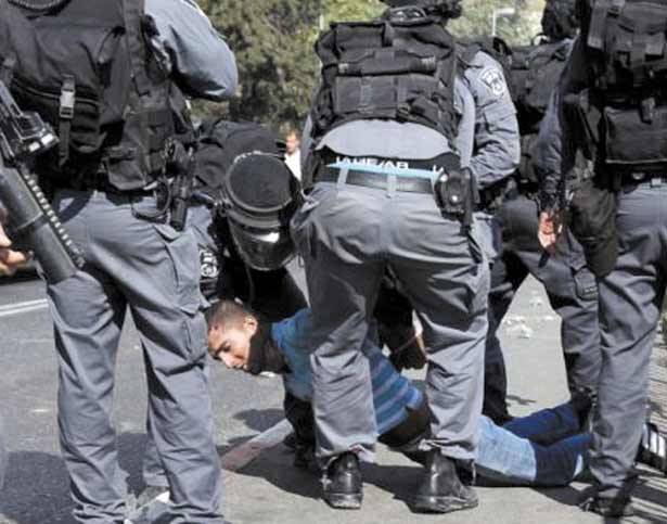 طعن جندي إسرائيلي والاحتلال يقتل شاباً فلسطينياً