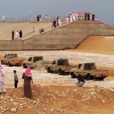 بالصور.. السعوديون يحتفلون بسقوط الأمطار بطريقة غريبة