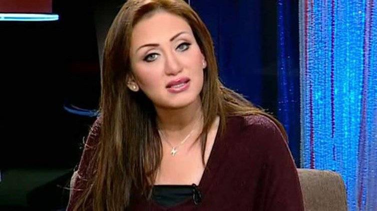 بالفيديو: هاجم الإعلامية وهددها بنشر صورٍ فاضحة لها!