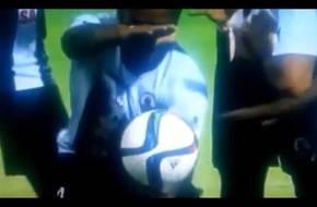 بالفيديو.. لاعب كرة قدم يجعل الكرة تطفو في الهواء بعد تسجيله هدفاً