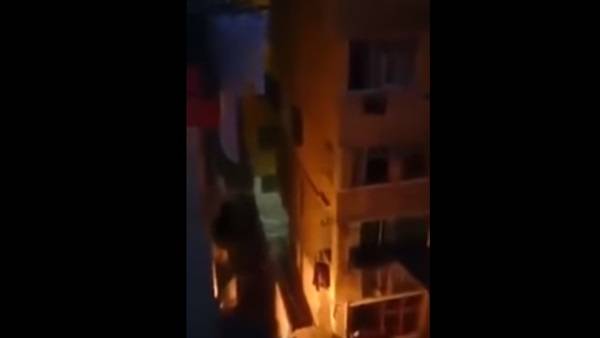 شاهد بالفيديو لحظة انهيار مبنى بمنطقة كليوباترا بالإسكندرية