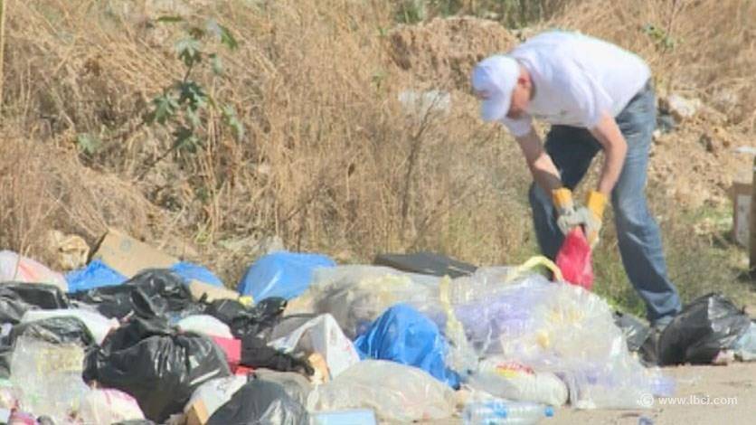 شبان يجمعون النفايات بين برج حمود وجل الديب