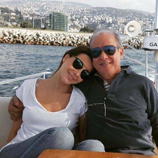 صورة نانسي عجرم برفقة والدها والجمهور يشبهها به