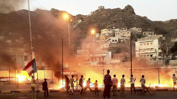 "شابالا" يقتل 3 يمنيين بسقطرى.. ونزوح في حضرموت