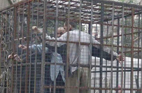 بالفيديو.. أقفاص بشرية في دوما ورسالة إلى الأسد